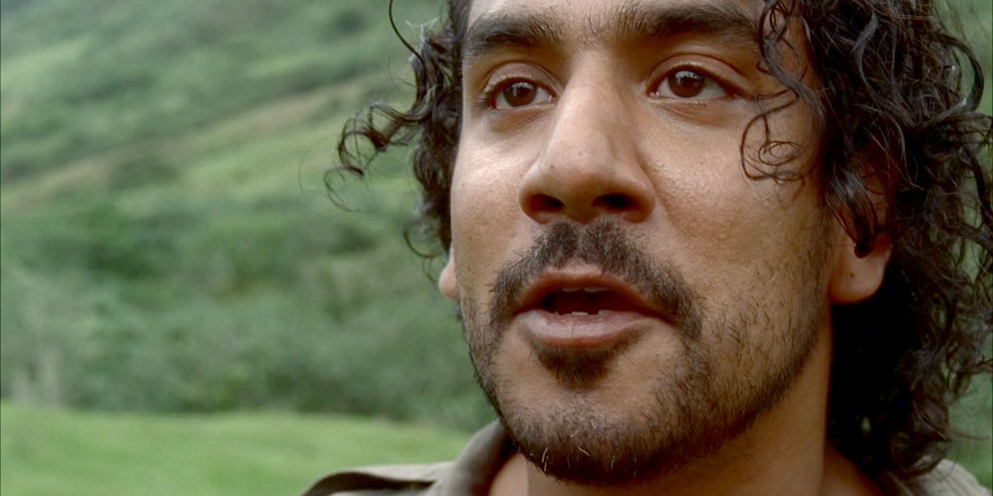 Naveen Andrews regardant dans l'île dans Lost
