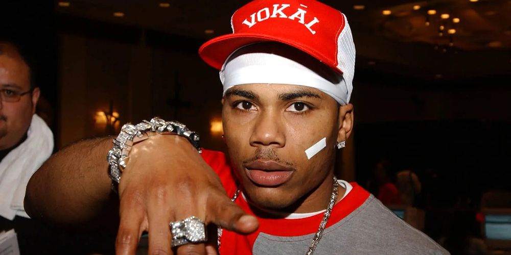 Nelly mostra um anel em público