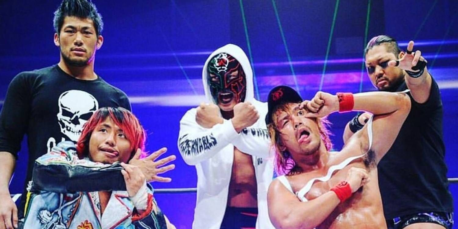 Os membros do Los Ingobernales de Japon da New Japan Pro Wrestling posando juntos.