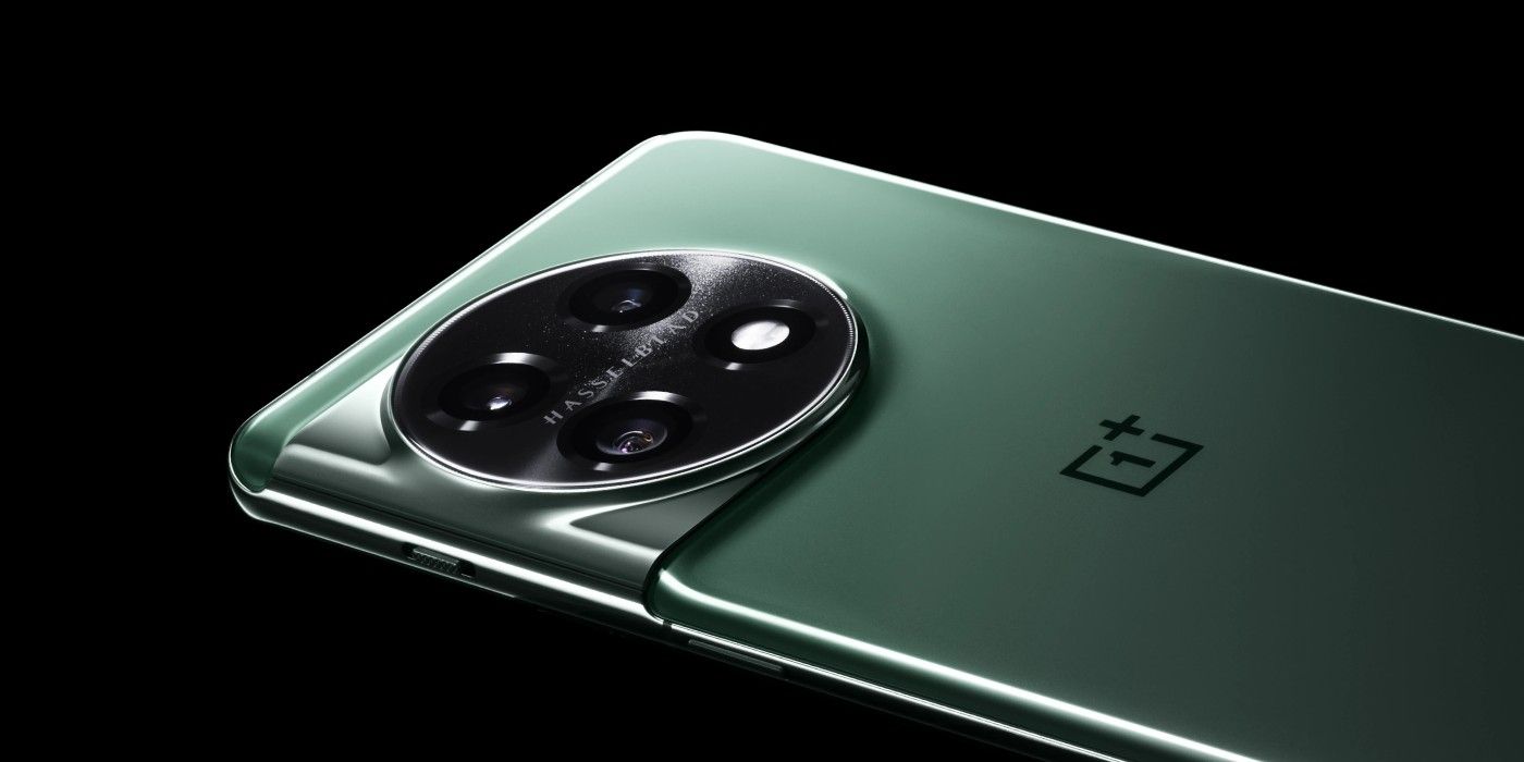Uma foto do OnePlus 11 em verde mostrando as câmeras traseiras