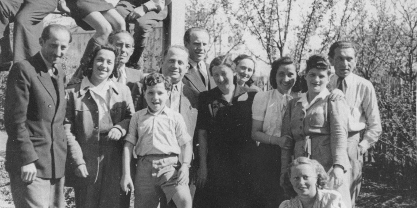 Oskar Schindler posando con judíos en una reunión 