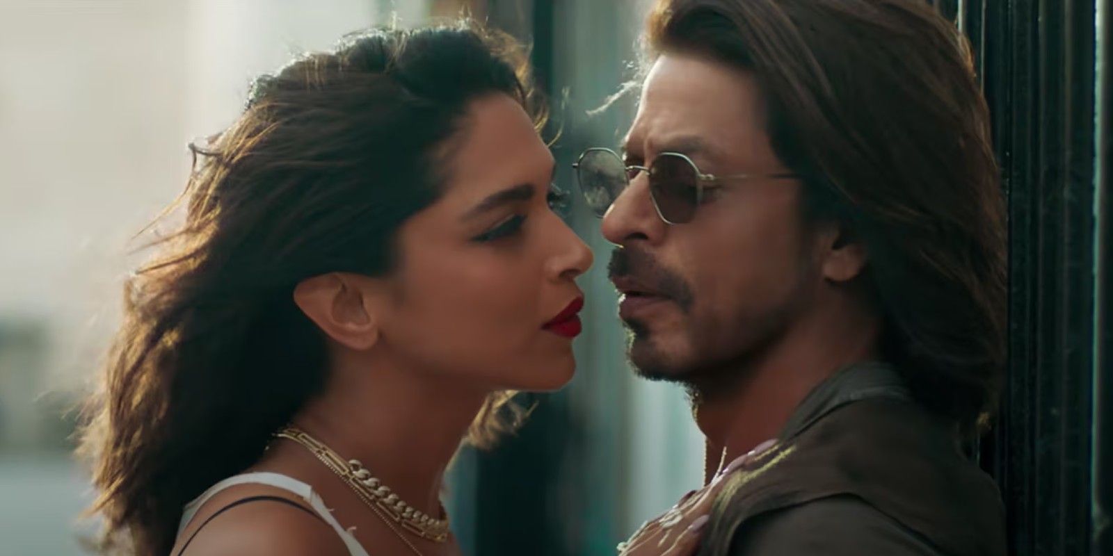 Deepika Padukone e Shah Rukh Khan se aproximando em Pathaan