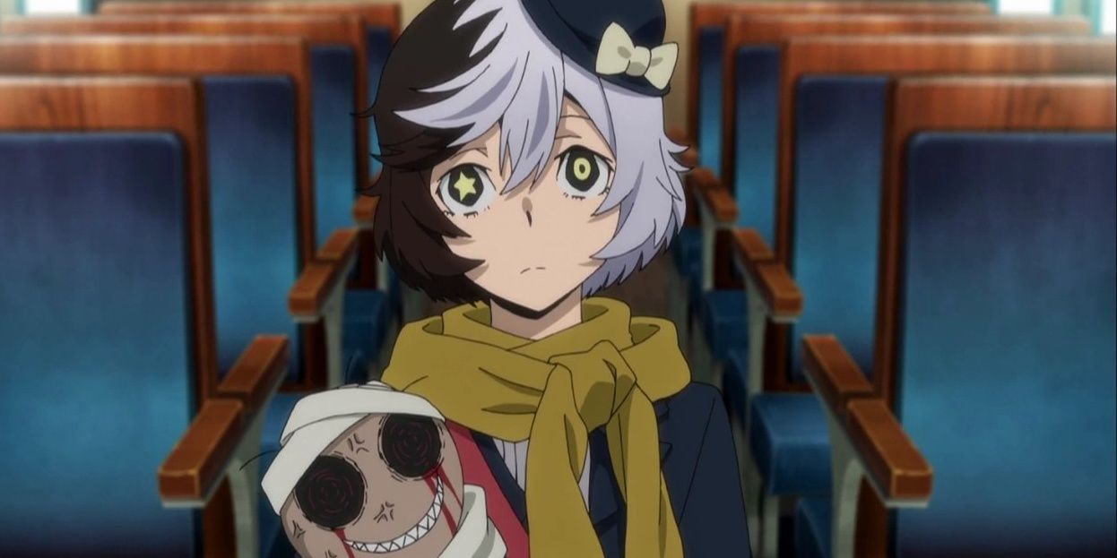 Q em Bungou Stray Dogs, parecendo inocentemente intrigado enquanto segurava uma boneca sem olhos.