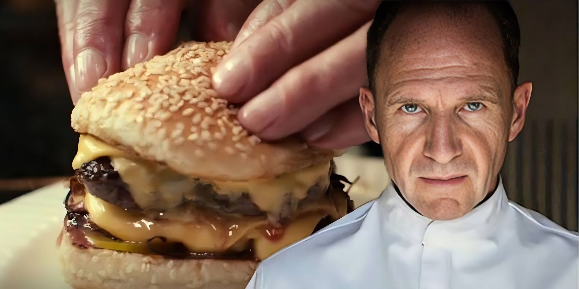 Ralph Fiennes en tant que chef Julian avec le cheeseburger du menu