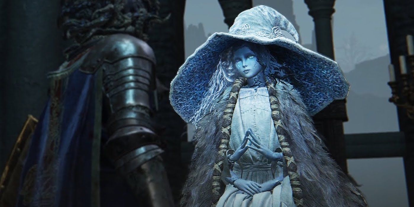A Bruxa Ranni, de pele azul e quatro braços, falando com os Manchados em Elden Ring