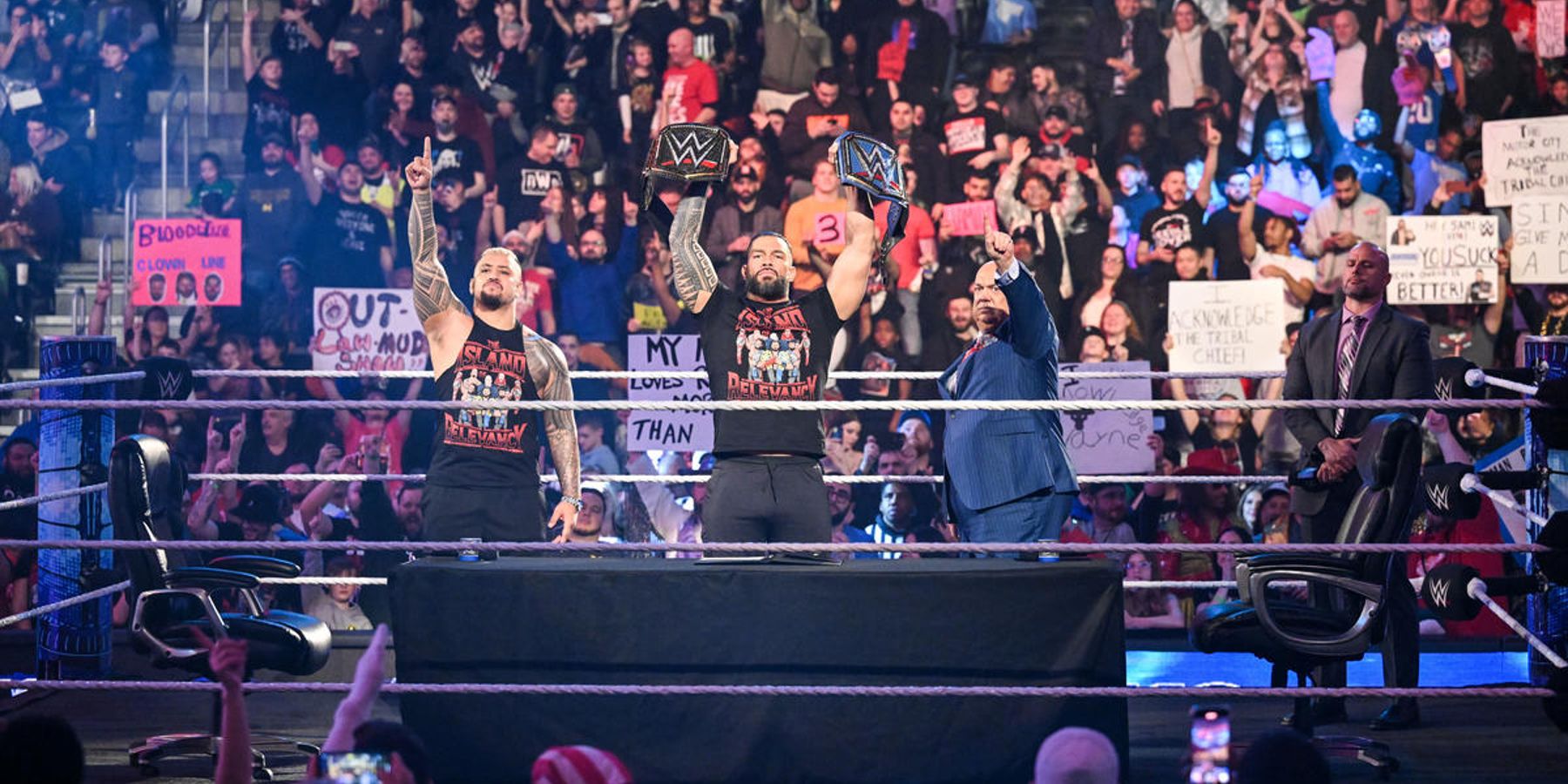 La Bloodline se prépare à la signature d'un contrat avant le match de Roman Reigns contre Kevin Owens au WWE Royal Rumble en 2023.