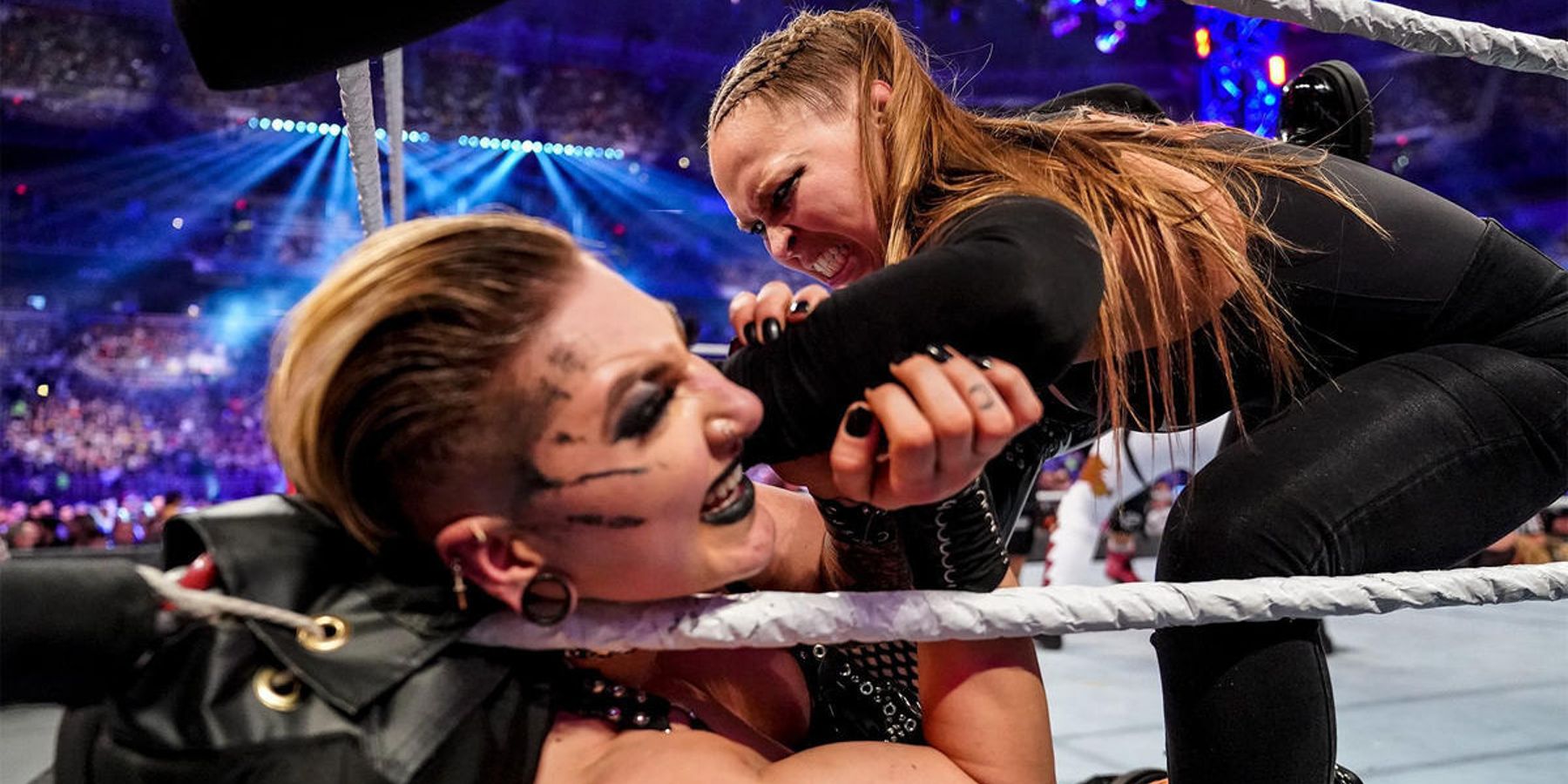 Ronda Rousey épingle Rhea Ripley au tendeur lors du WWE Royal Rumble 2022.