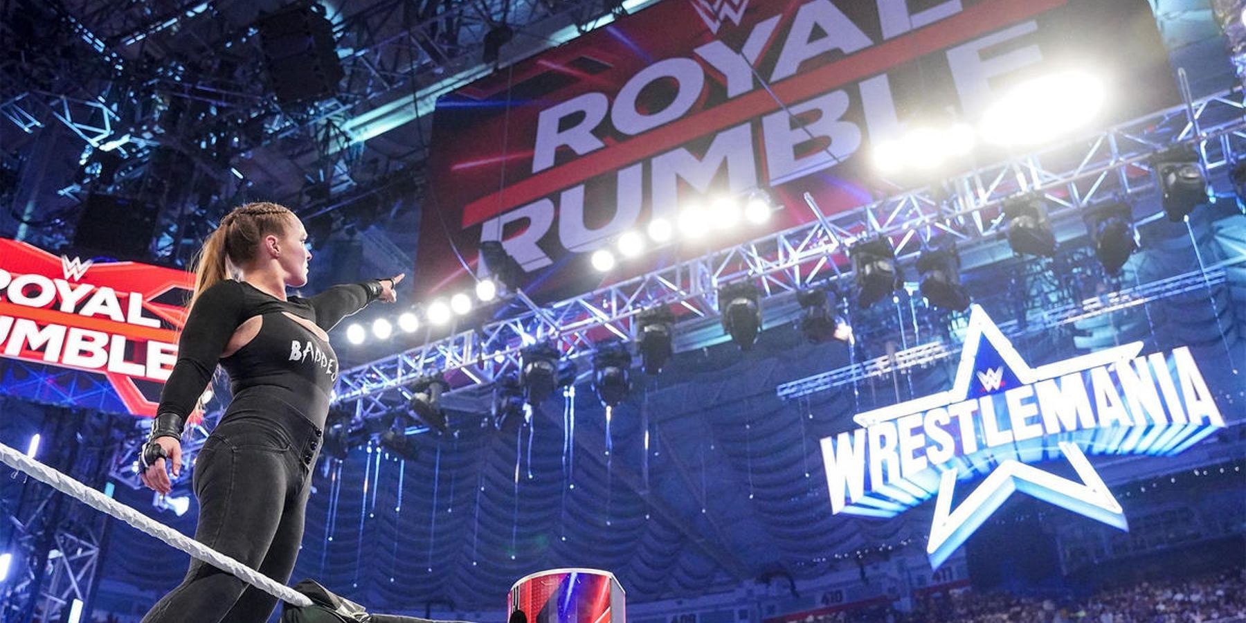 Ronda Rousey pointe vers le signe WrestleMania après avoir remporté le Royal Rumble féminin pour la WWE en 2022. 