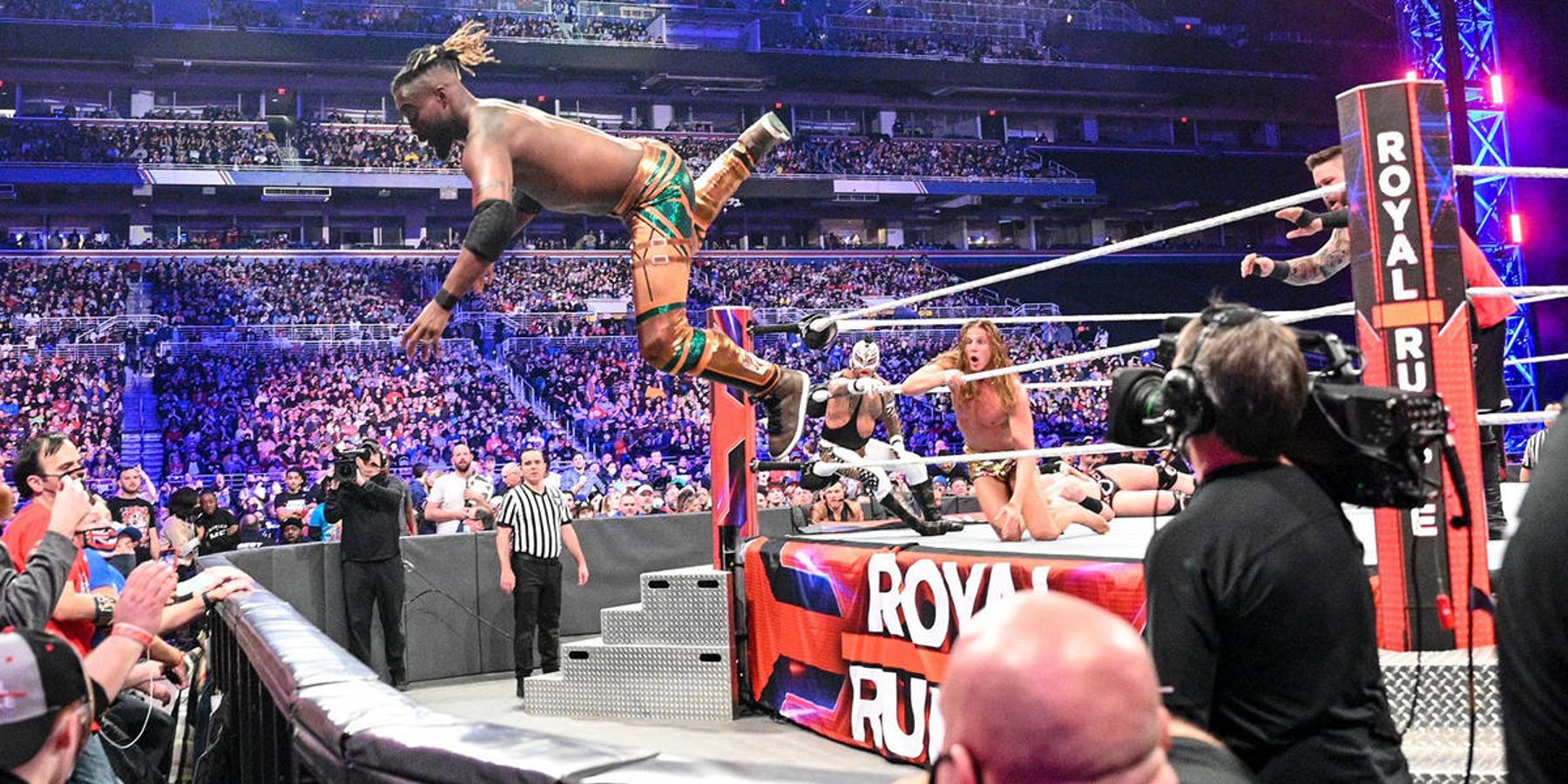 Kofi Kingston est poussé de la corde supérieure lors du match WWE Royal Rumble 2022.  Ce fut un cas rare où il a raté sa tentative de sauvegarde héroïque.