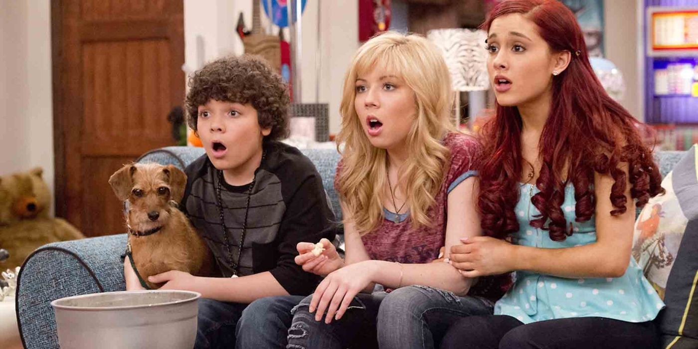Dice holding a dog and sitting on a couch with Sam and Cat in Sam and Cat