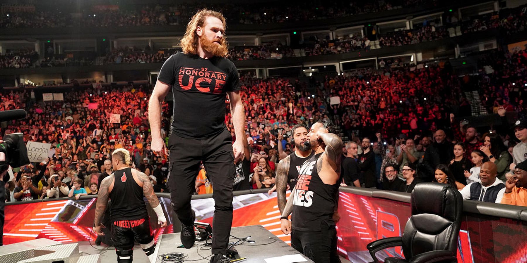Sami Zayn dépasse Raw avec The Usos et Solo Sikoa à la demande de Roman Reigns.
