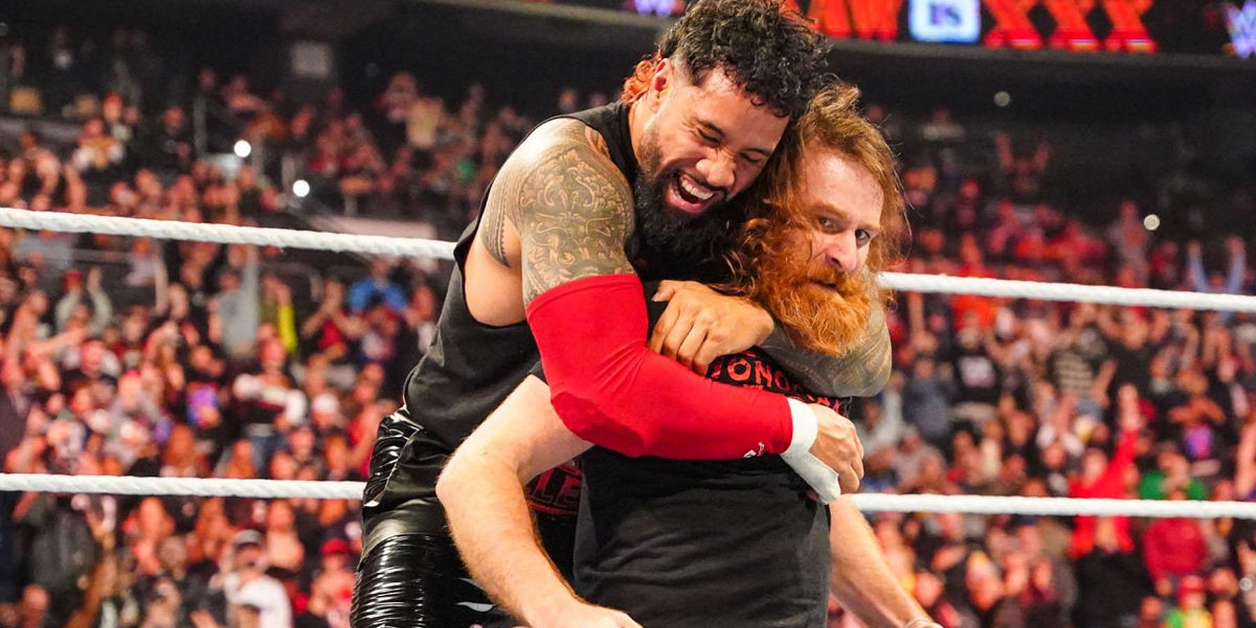 Jey Uso viert een succesvolle titelverdediging van het tagteam met Sami Zayn in de Raw is 30-show van WWE.