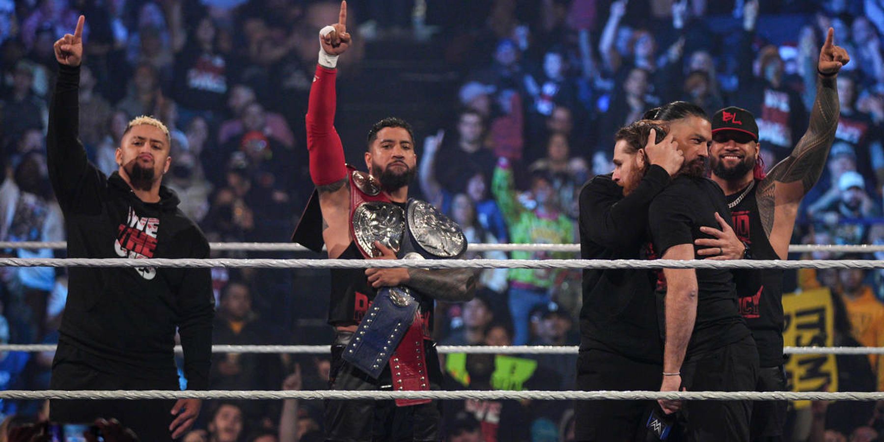 Roman Reigns embrasse Sami Zayn après un segment tendu de Bloodline en 2022.
