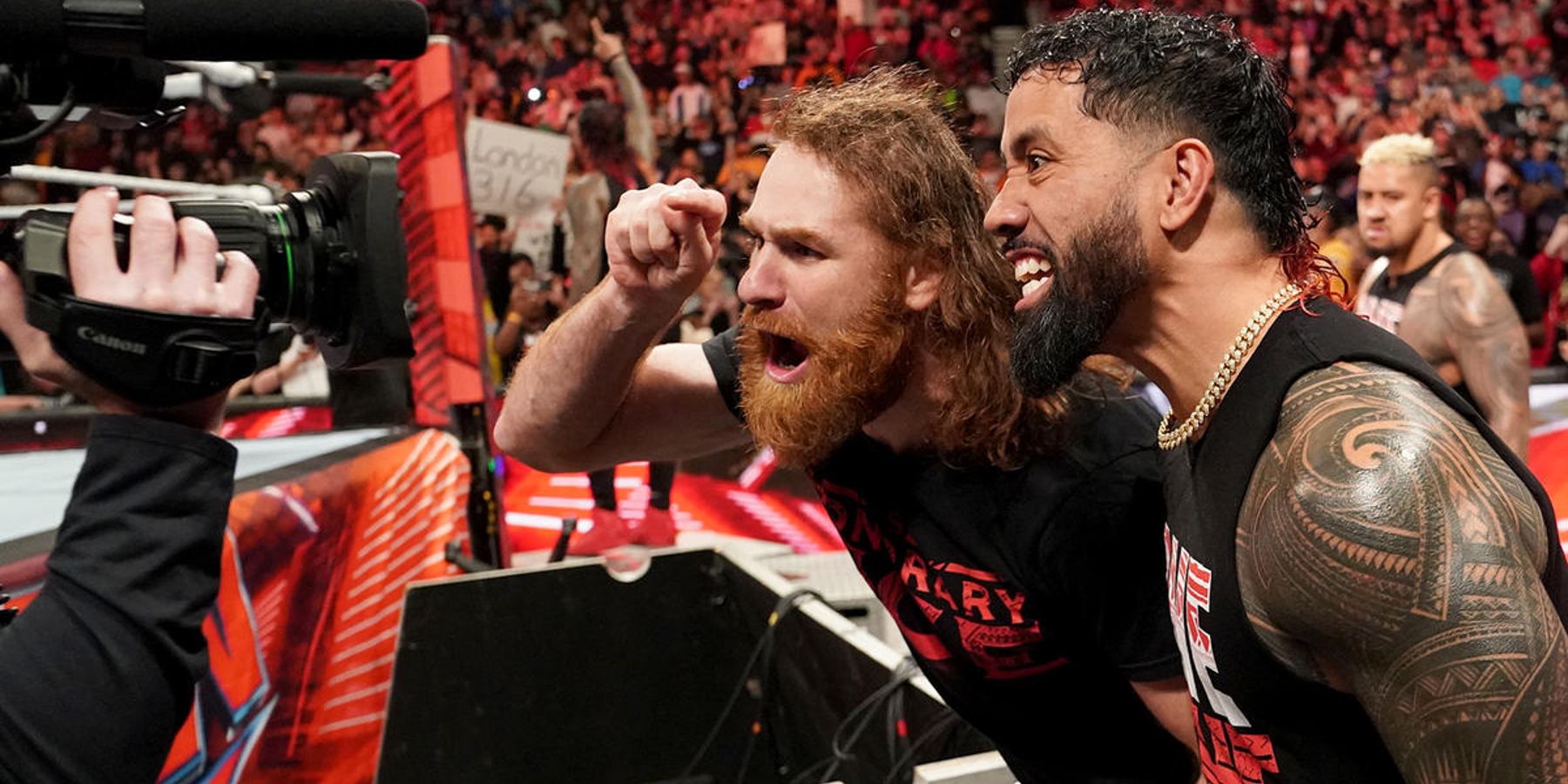 Sami Zayn et le reste de The Bloodline reprennent un épisode de WWE Monday Night Raw.