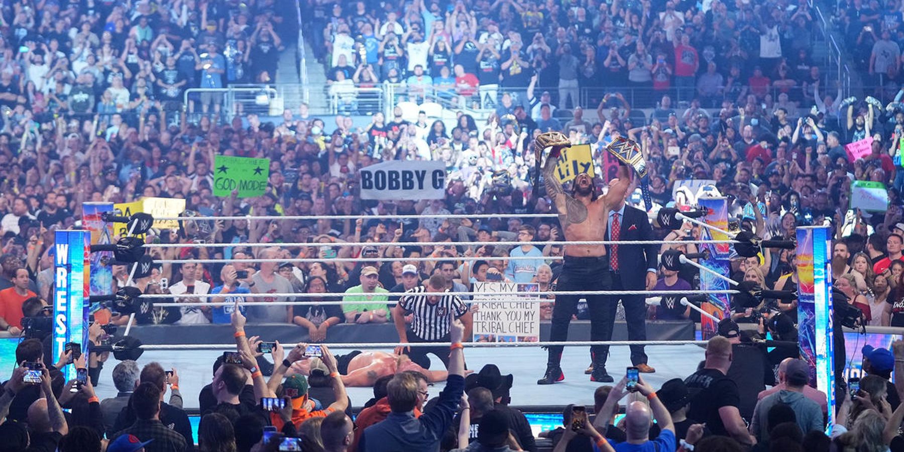 Roman Reigns célèbre sa victoire sur Brock Lesnar à WrestleMania 38. Vince McMahon est revenu à la WWE en 2023 et a l'intention de le vendre.