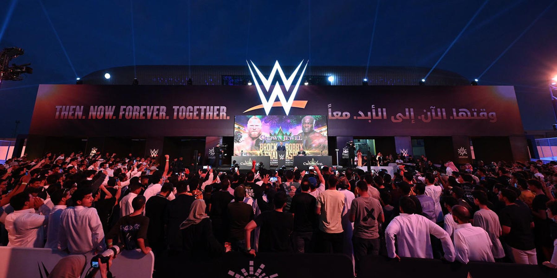 Le soleil se couche sur l'événement médiatique de la WWE Crown Jewel en 2022. Vince McMahon envisagerait de vendre la société en 2023.