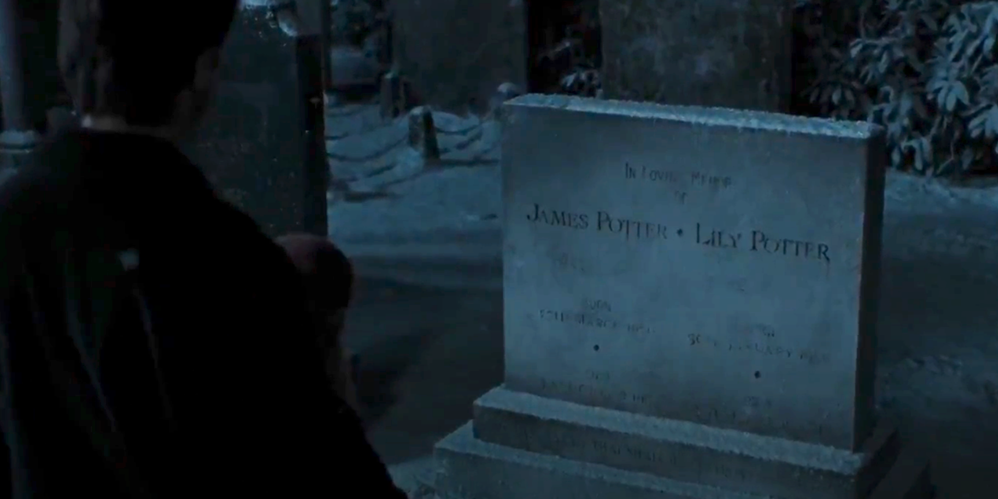 Harry visitando o túmulo de James e Lily Potter em Harry Potter e as Relíquias da Morte