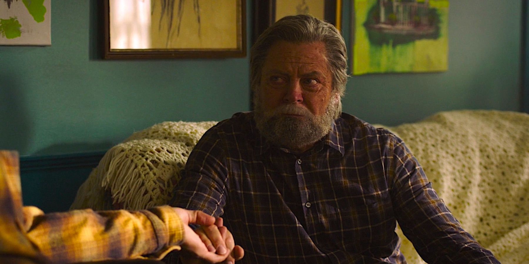 Nick Offerman dans le rôle de Bill dans The Last of Us Episode 3 tenant la main de Frank