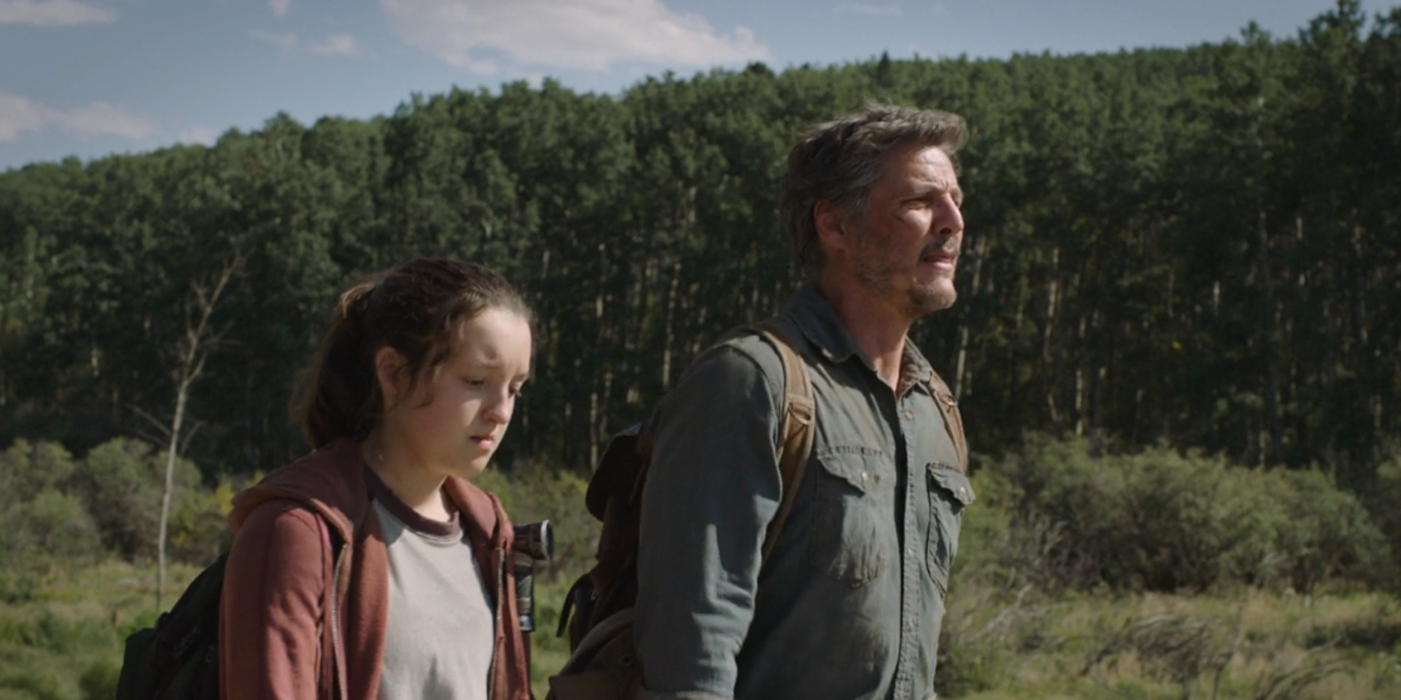 Pedro Pascal y Bella Ramsey caminando por la carretera en The Last of Us