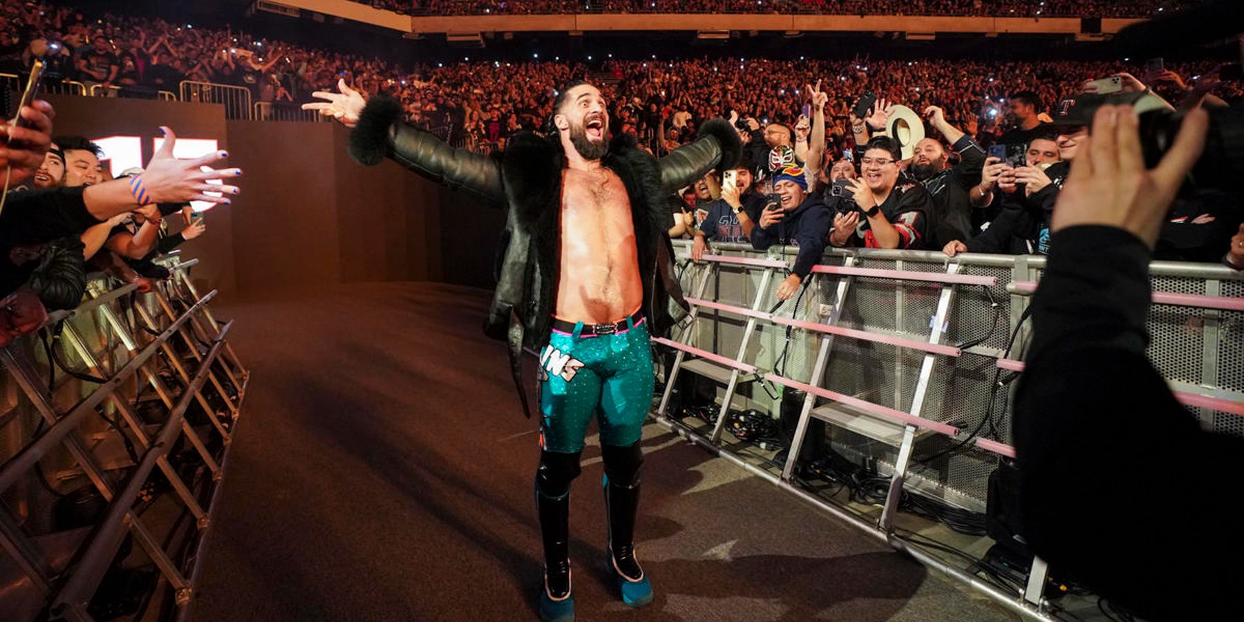 Seth Rollins toca para a multidão ao fazer sua entrada durante o evento premium ao vivo Royal Rumble 2023 da WWE.