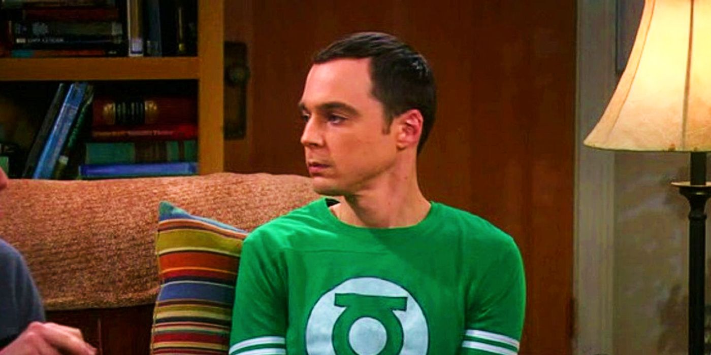 Sheldon assis sur un canapé portant une chemise Green Lantern dans The Big Bang Theory
