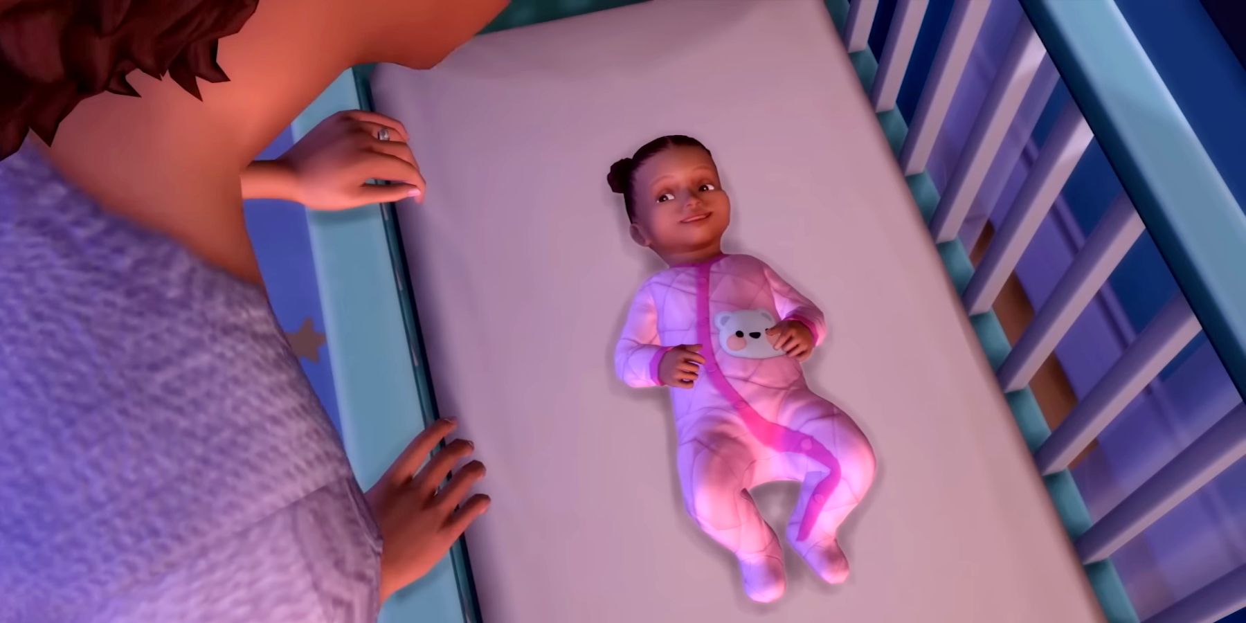 Um bebê do The Sims 4 deitado em seu berço vestindo um macacão rosa enquanto um de seus pais olha para ele.