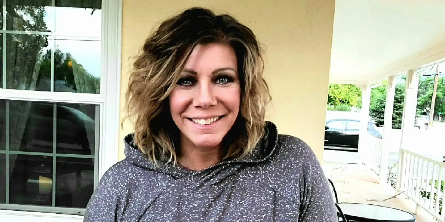 Sister Wives star Meri Brown standing on front porch smiling