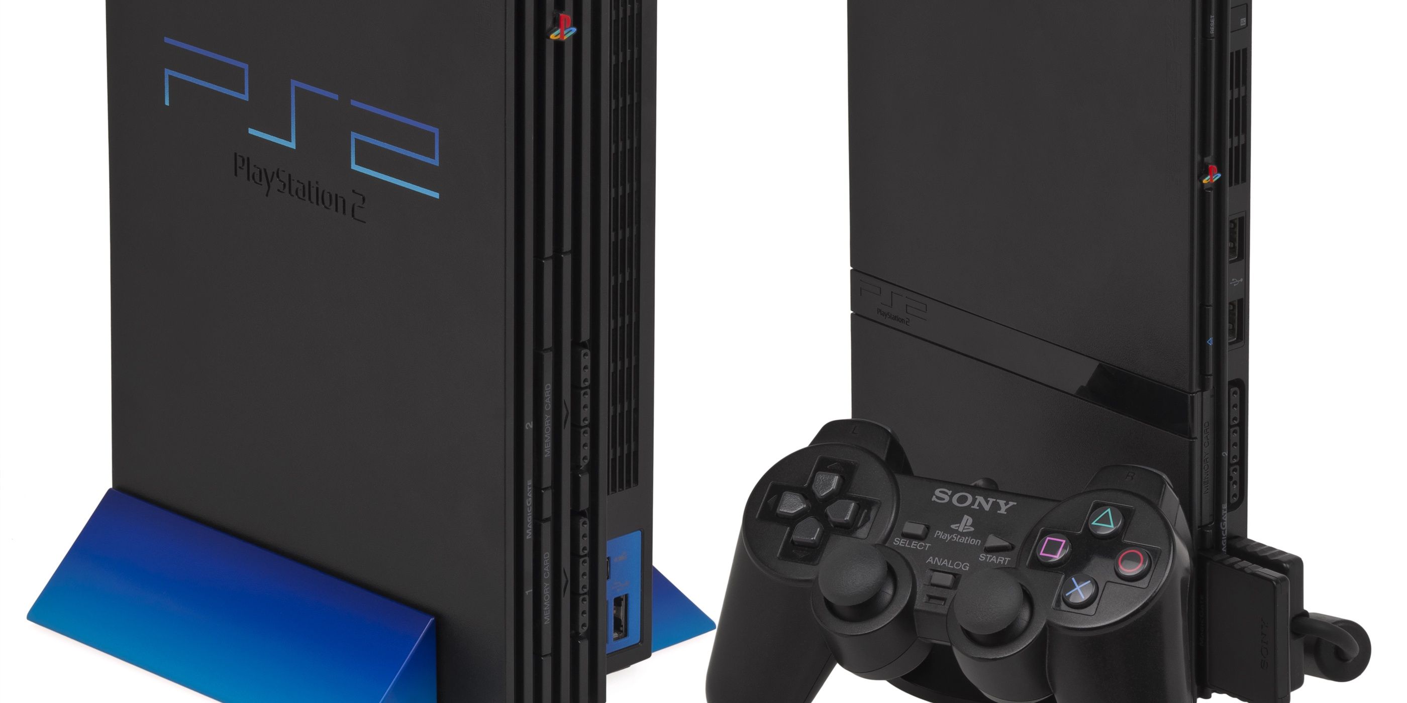 Sony PS2 y la versión más compacta junto con un controlador