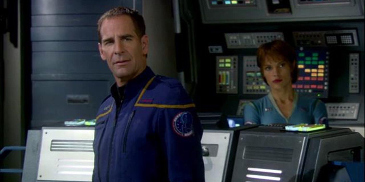 Capitão Archer e T'Pol assistem em Star Trek Enterprise 