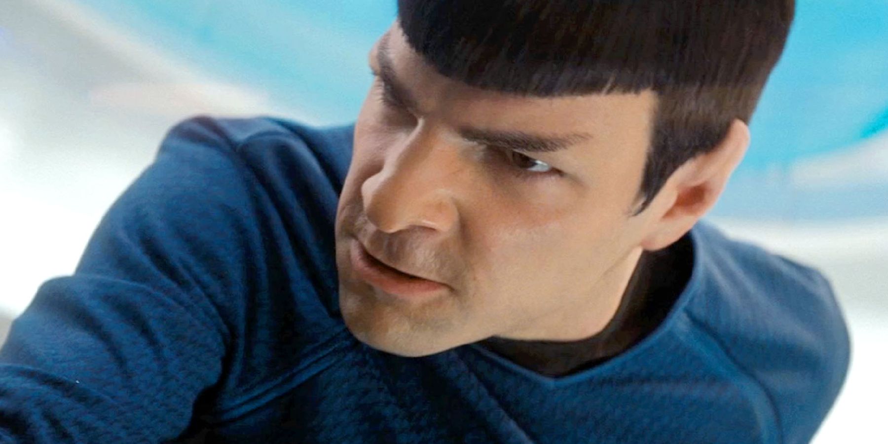 Zachary Quinto como Spock sufocando Kirk fora da tela em Star Trek 2009
