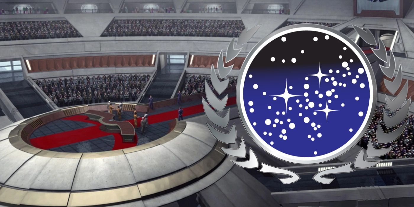 Uma imagem composta do Conselho da Federação ao lado do logotipo da UFP de Star Trek