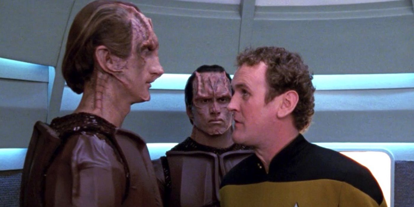 O'Brien fala com dois cardassianos em Star Trek TNG