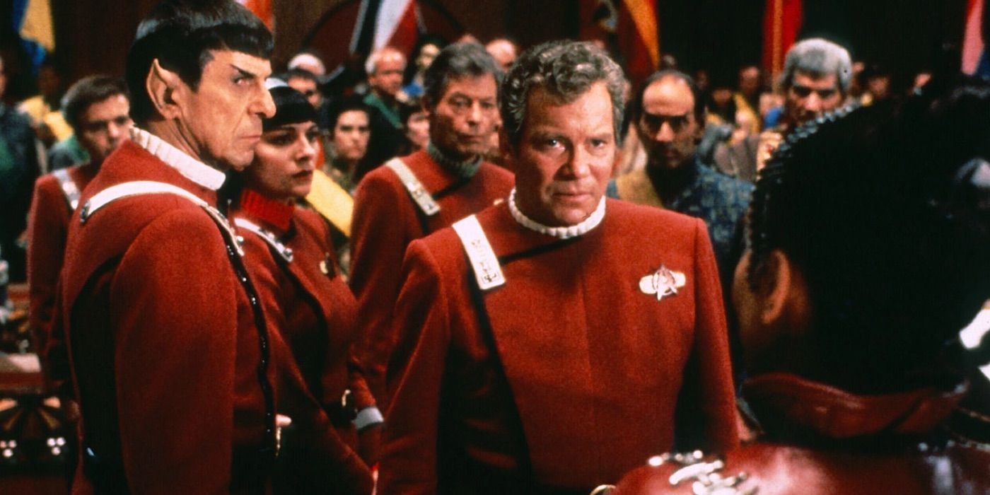 Kirk parle à un ambassadeur de Star Trek VI
