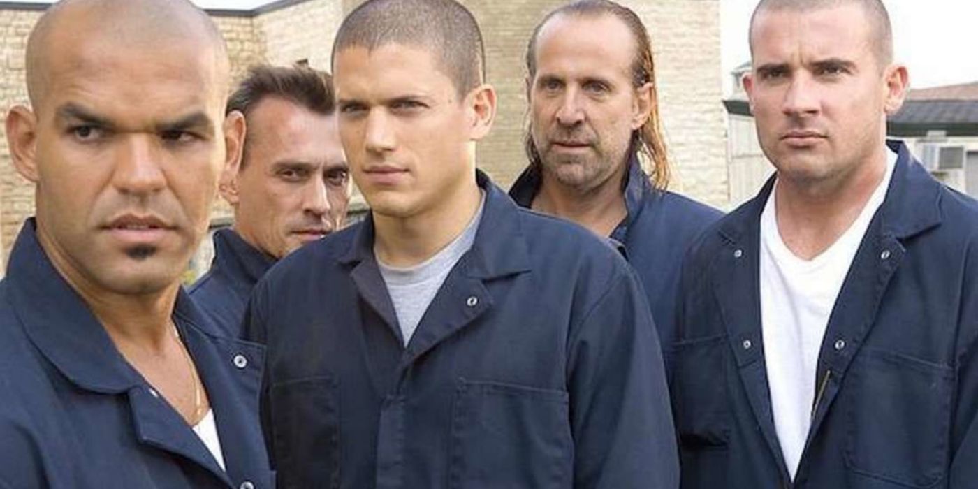 Sucre, Michael, Lincoln y T-Bag en Fox River con uniformes de prisión parados en el patio de la prisión en Prison Break