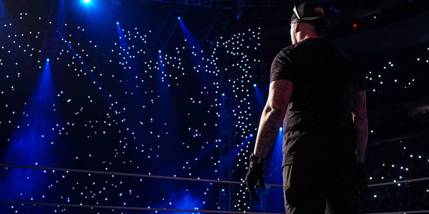 Undertaker se tient au milieu du ring tandis que Bray Wyatt repousse LA Knight sur la rampe lors de l'émission Raw is 30 de la WWE en 2023.