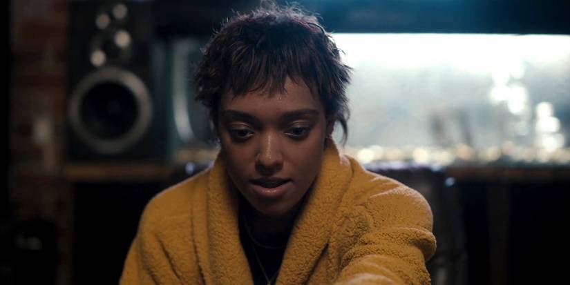 Sophie Wilde as Mia looking nervous in Talk To Me
