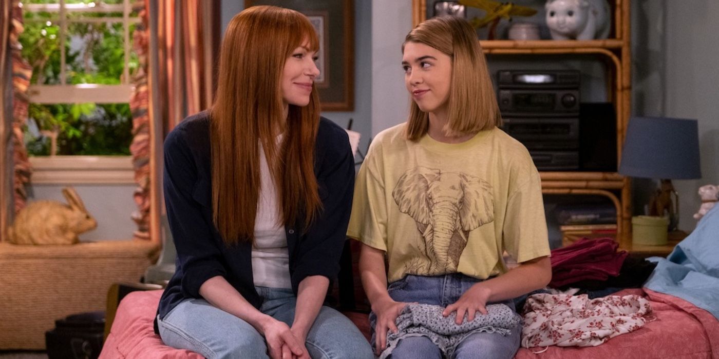 Laura Prepon as Donna Pinciotti and Callie Haverda as Leia Forman sitting and talking on Leia's bed in That '90s Show