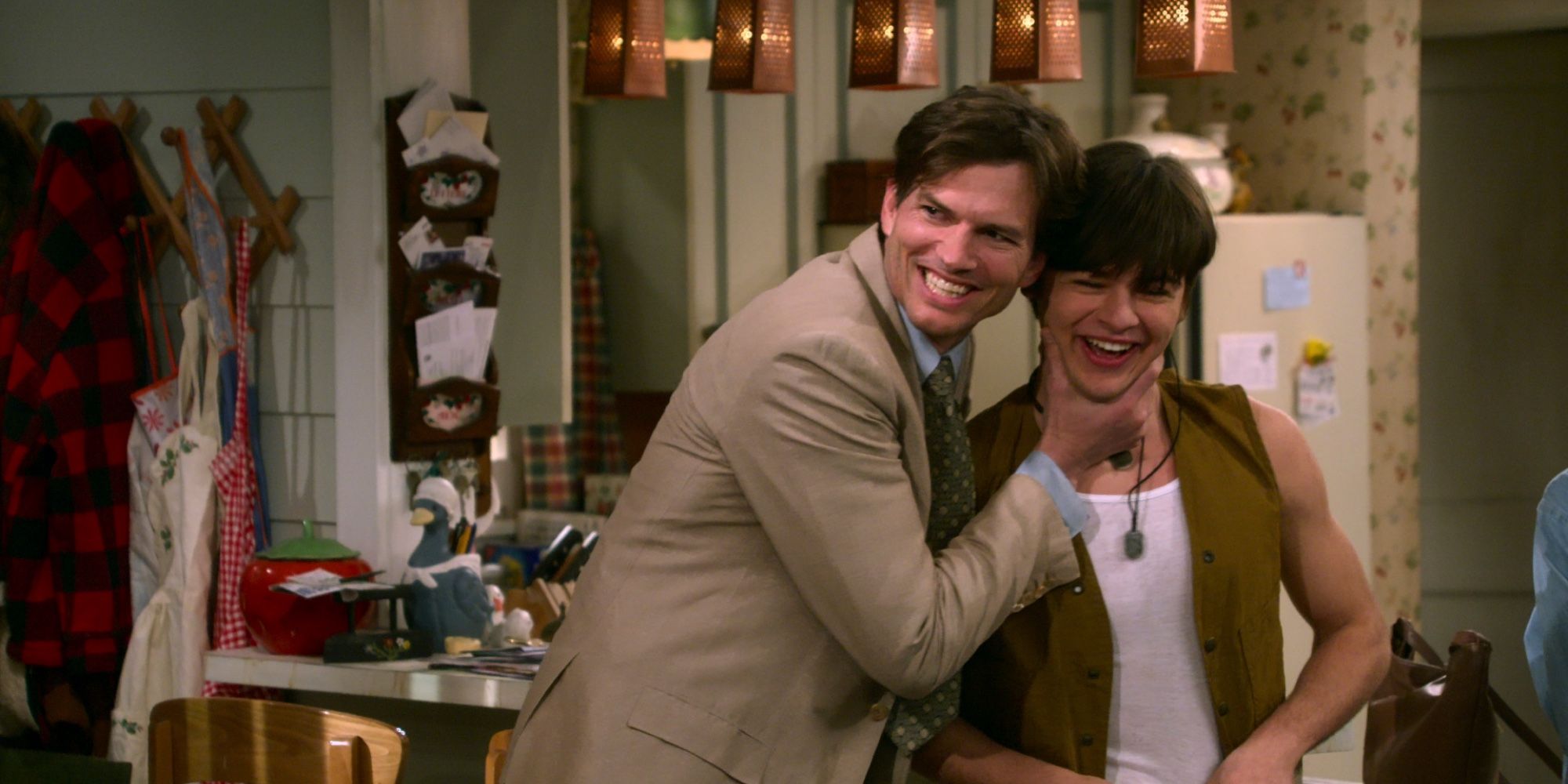 Ashton Kutcher como Michael Kelso y Mace Coronel como Jay Kelso en That 90s Show temporada 1