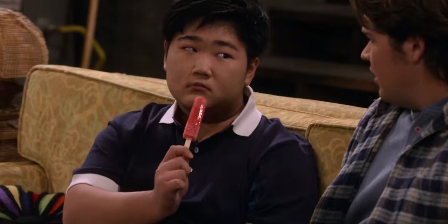 Ozzie avec un popsicle dans That 90s Show