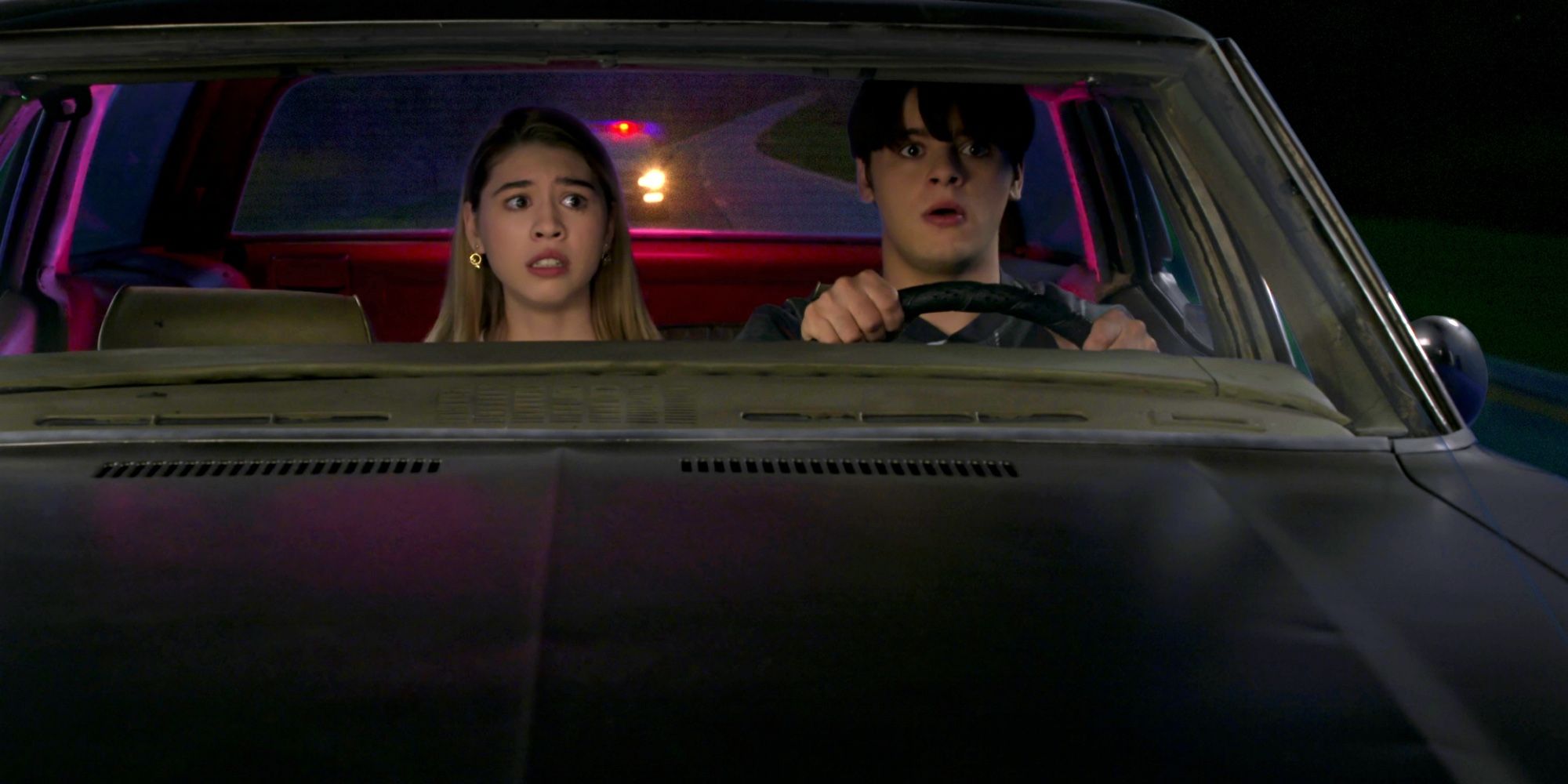 Jay and Leia get pulled over by the police in That 90s Show season 1
