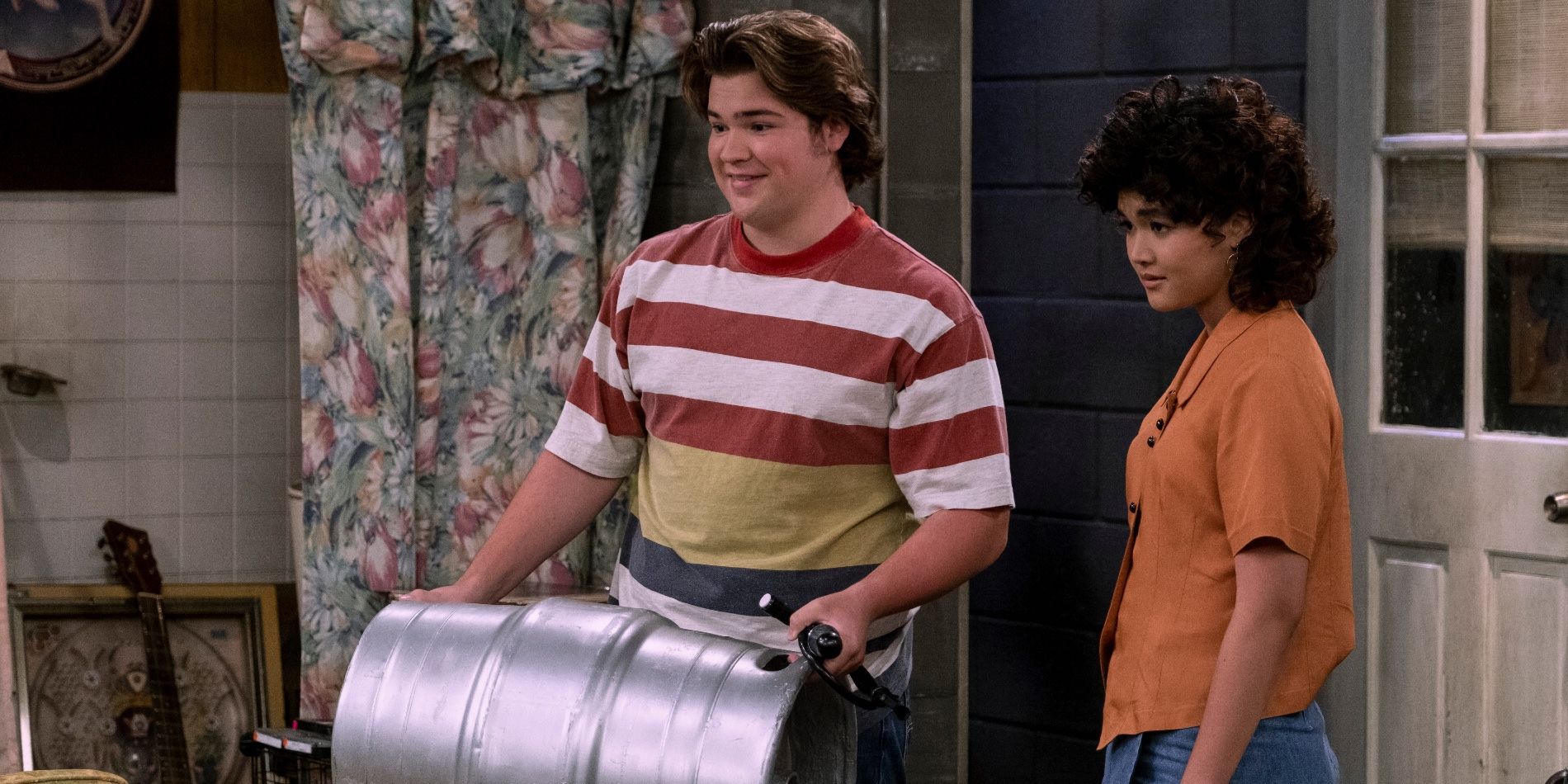 Nate and Nikki with a keg in That '90s Show