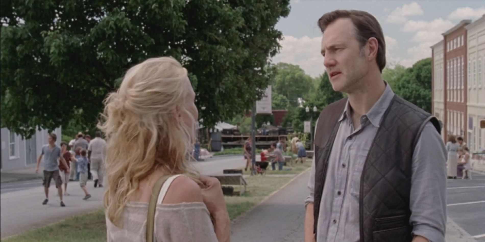 O Governador falando com uma mulher em Woodbury Georgia em The Walking Dead.