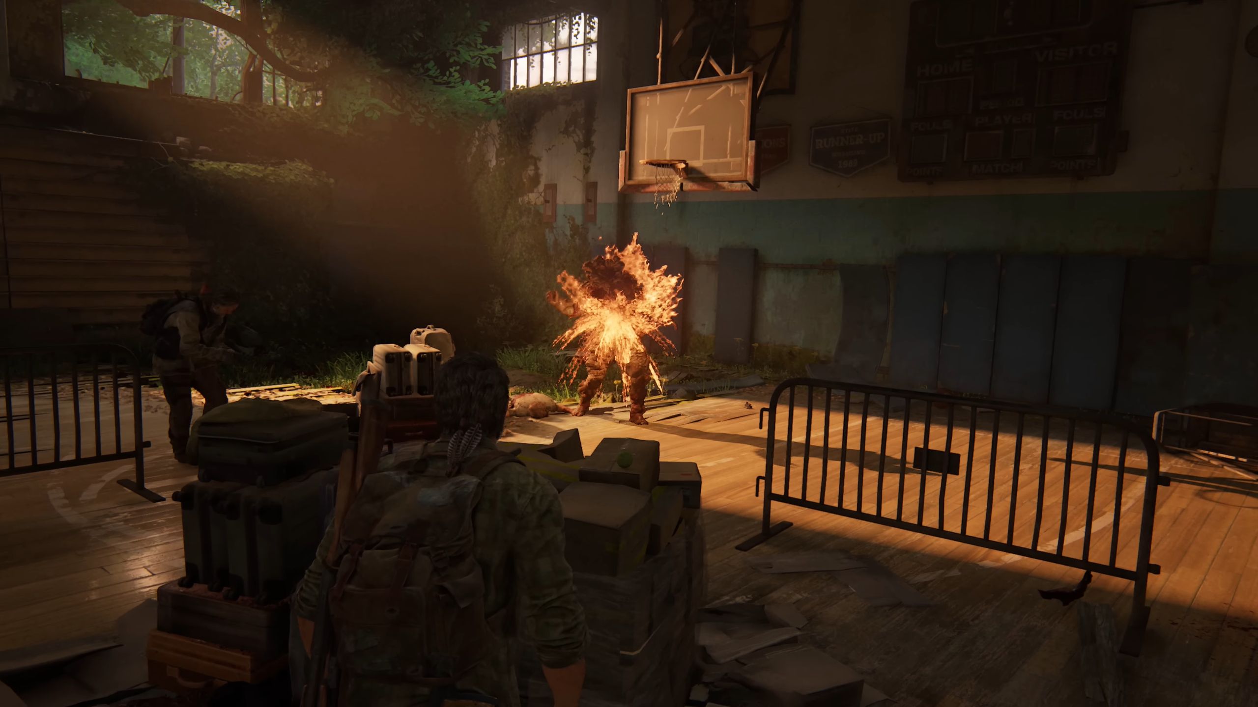The Last Of Us Parte I Joel jogando Flaming Molotov em Bloater no ginásio da escola de Bill's Town