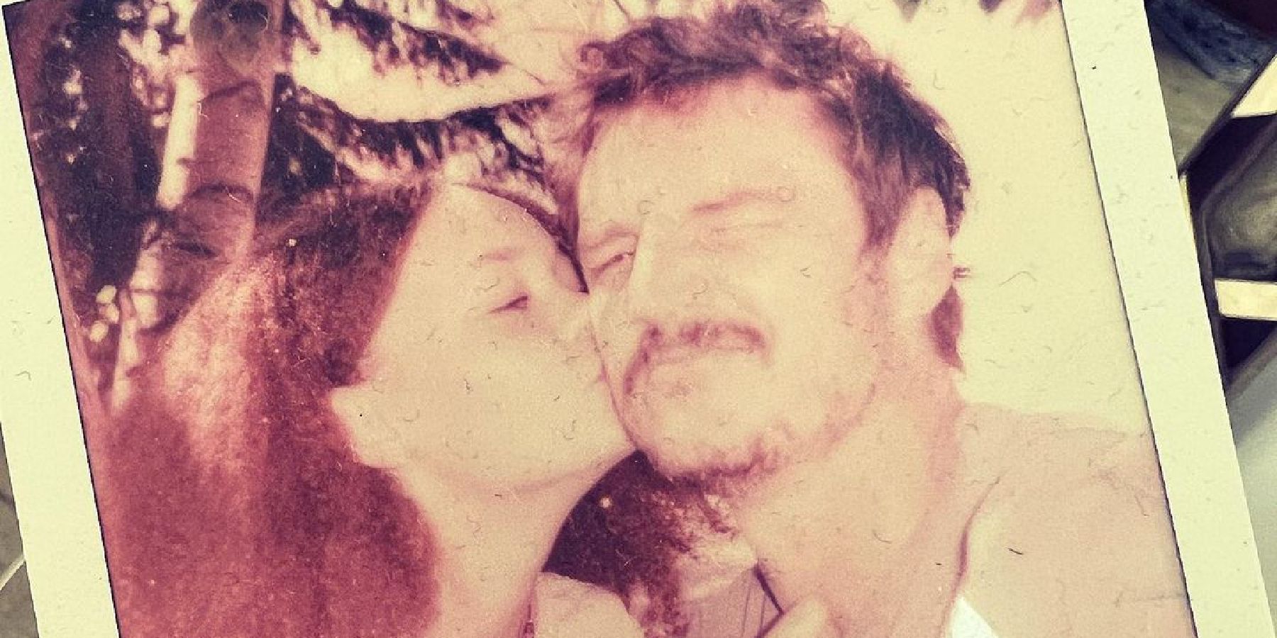 Pai e filha“: Pedro Pascal posta foto com atriz de Sarah na série The Last  of Us