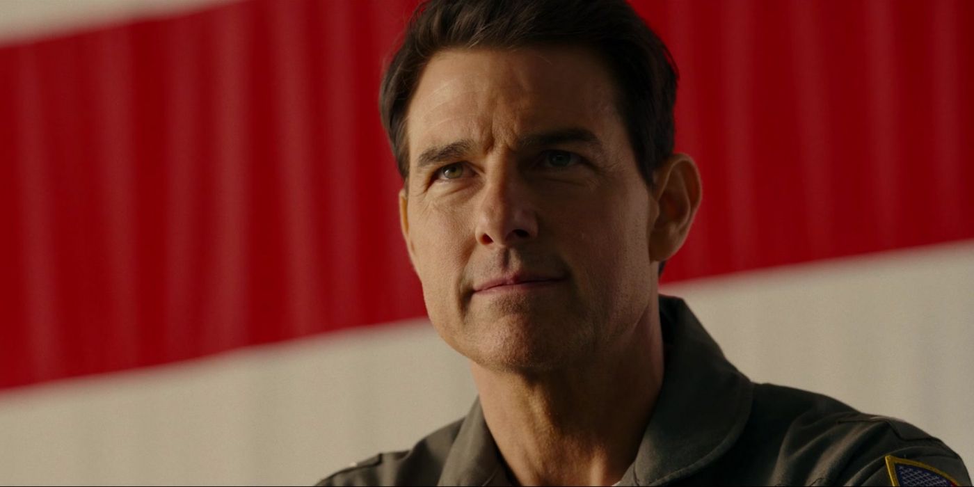 Tom Cruise em Top Gun Maverick em frente à bandeira americana