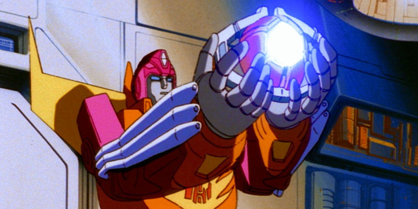Hot Rod do filme Transformers animado original segurando a Matrix of Leadership no alto.
