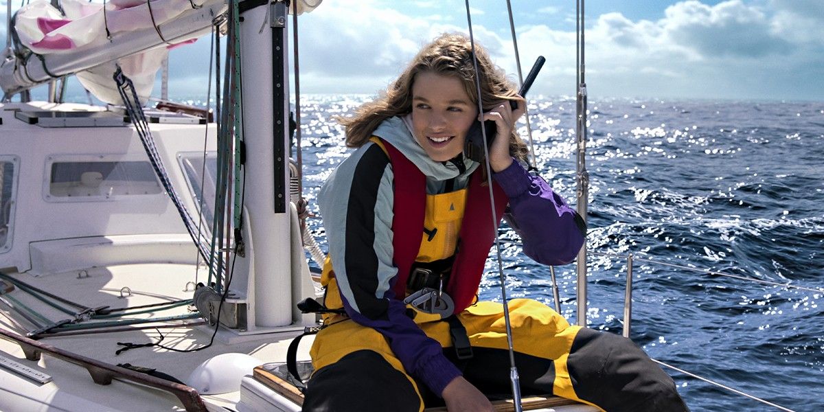 Una niña sentada en un velero y hablando por radio en True Spirit