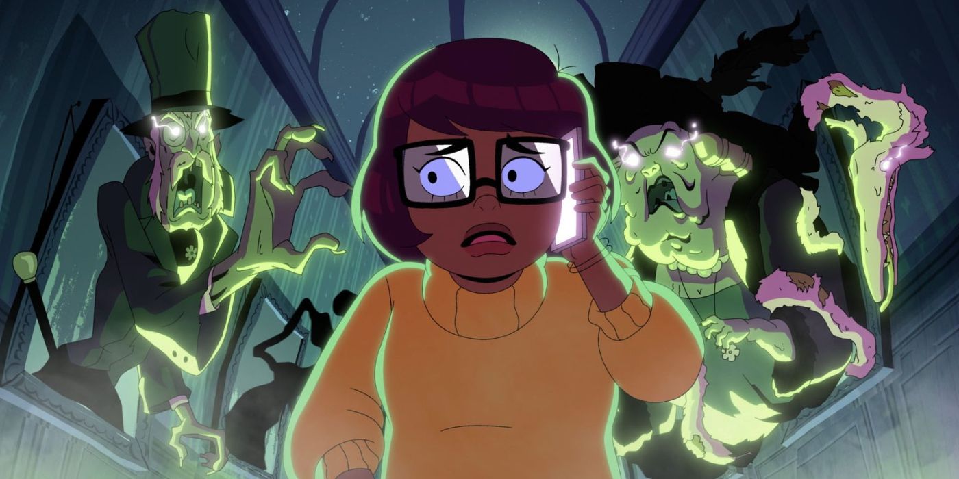 Velma passe un appel alors qu'elle est terrifiée par les fantômes à l'arrière