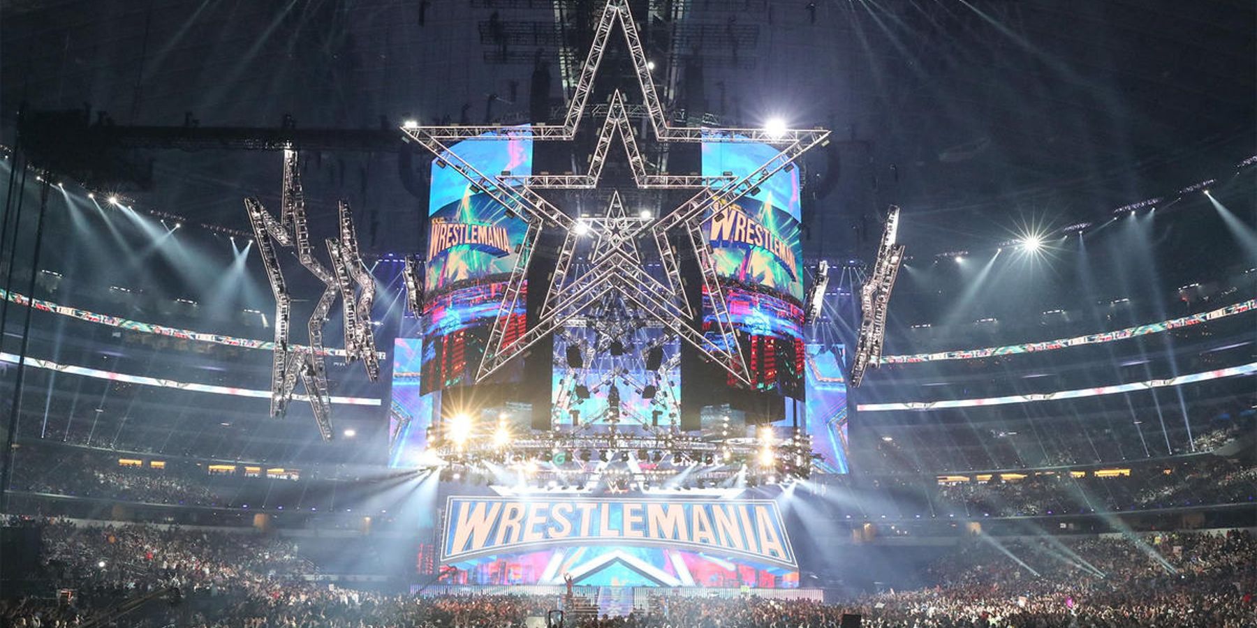 Un plan large de la foule de la WWE à WrestleMania 38. Vince McMahon envisage une vente de l'entreprise en 2023.