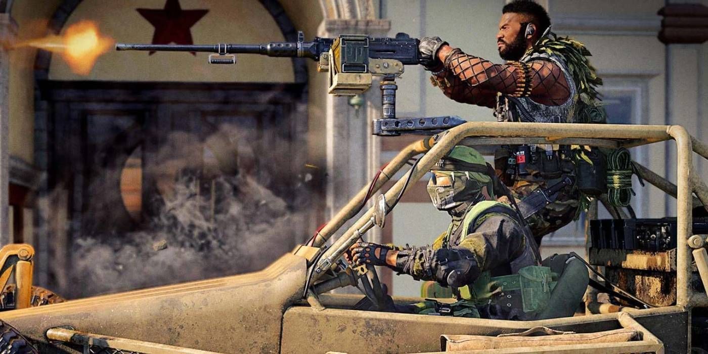Call of Duty Warzone 2.0 Deux soldats utilisant un pistolet monté sur une voiture sur la carte d'Al Mazrah avec plusieurs objets et avantages de chargement